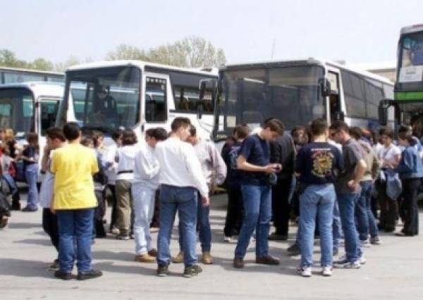 Ασφυκτικά τα περιθώρια για διαγωνισμό μεταφοράς μαθητών