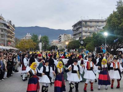 «Καλαματιανέ μου αέρα» - Ξεχωριστό το ετήσιο χορευτικό αντάμωμα στην Κεντρική Πλατεία Καλαμάτας
