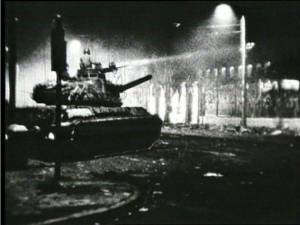 Η στιγμή που το τανκ έριξε την πόρτα του Πολυτεχνείου