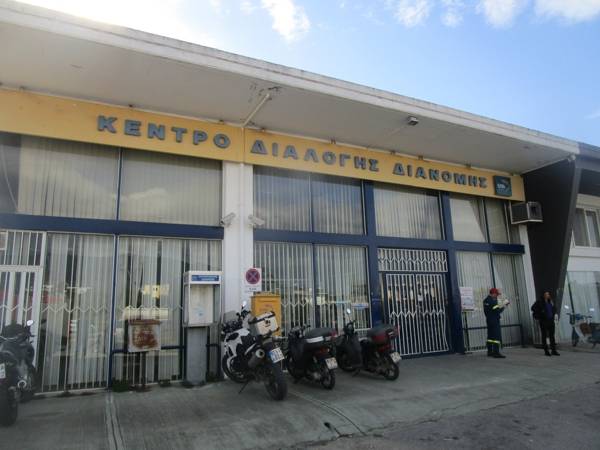 Αποκλεισμός στο κέντρο διαλογής ΕΛΤΑ Καλαμάτας για ύποπτο φάκελο