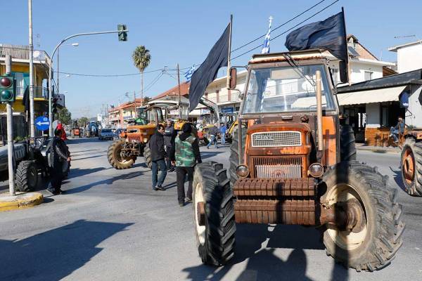 Εκλεισαν τον κόμβο του Ασπροχώματος οι αγρότες (βίντεο)