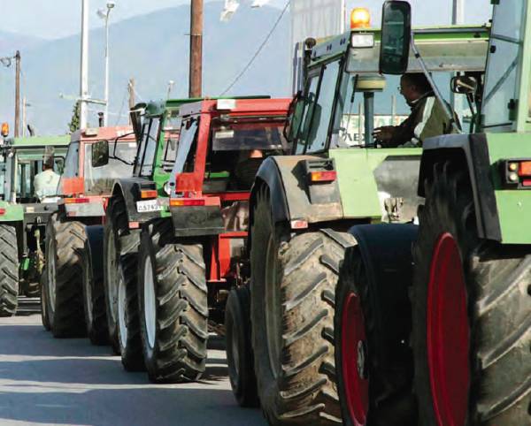 Τις μηχανές των τρακτέρ ζεσταίνουν οι αγρότες στην Τριφυλία