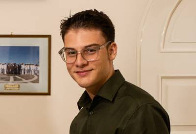 «Χρήματος… κρατοῦσα χείρ!»