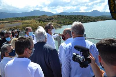 Χωρίς εξαγγελίες και με εσωκομματικό μήνυμα