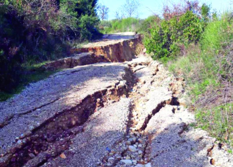 Αδιάβατοι οι αγροτικοί δρόμοι στις Ράχες Κυπαρισσίας