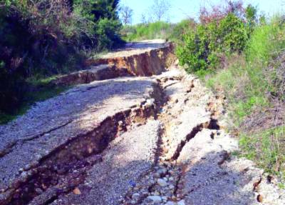 Αδιάβατοι οι αγροτικοί δρόμοι στις Ράχες Κυπαρισσίας