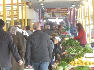 Μετά τη βροχή: Αυξημένη κίνηση στη λαϊκή αγορά