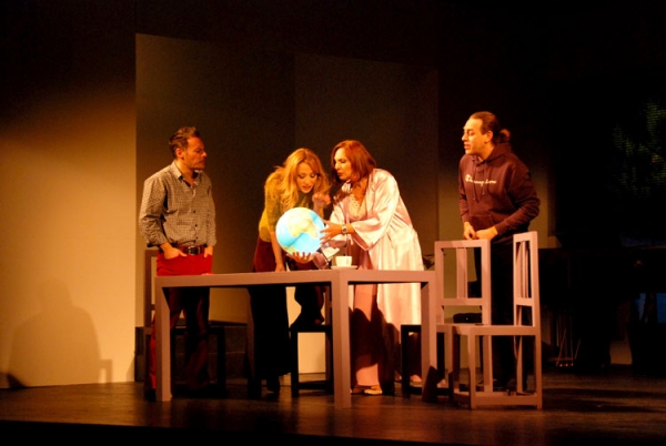 Συνεχίζονται οι παραστάσεις του έργου "Απόψε τρώμε στης Ιοκάστης" του Ακη Δήμου