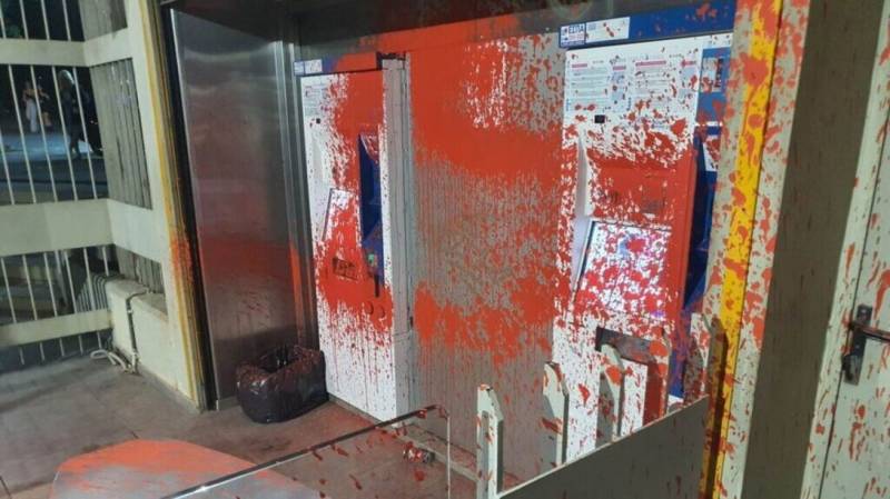 Βανδαλισμοί κουκουλοφόρων στον ΗΣΑΠ του Θησείου (βίντεο)