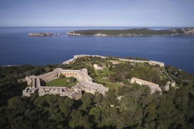 Η παράσταση "Μαρμαρωμένες Τρωάδες" στο Κάστρο της Πύλου