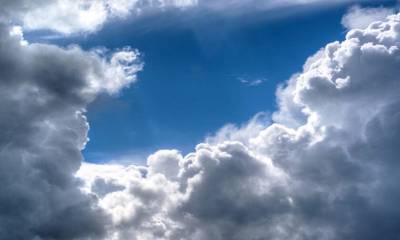 Νεφώσεις με τοπικές βροχές σε αρκετές περιοχές αναμένονται αύριο, με σχετικά χαμηλές μέγιστες θερμοκρασίες