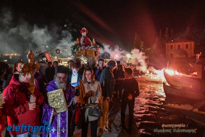 Δια θαλάσσης περιφορά του Επιταφίου και φέτος στις Κιτριές (φωτογραφίες)
