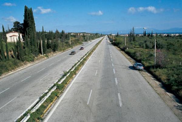 Τσιγγάνοι λήστευαν οδηγούς σε πάρκινγκ της Κορίνθου - Πατρών