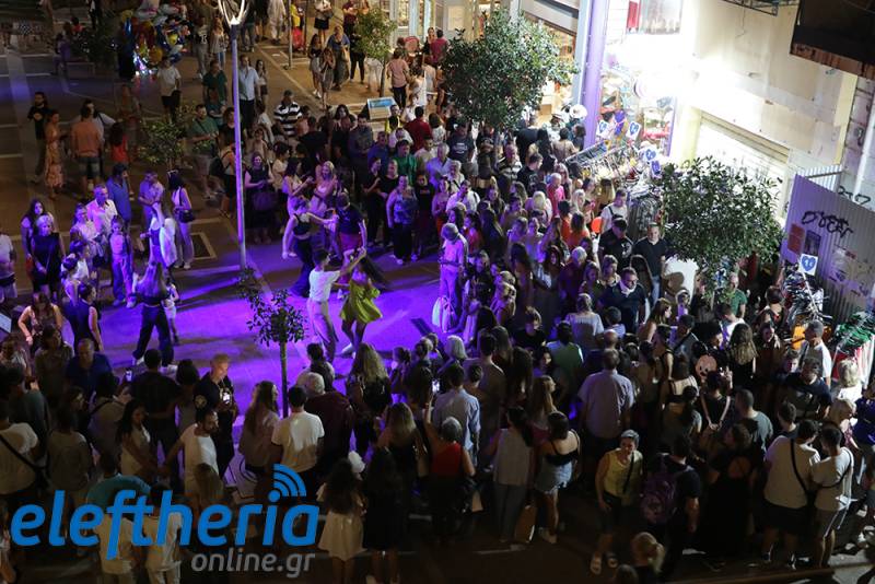 9η Λευκή Νύχτα Καλαμάτας: Κερδισμένη η εστίαση, σε «χαμηλές πτήσεις» η κίνηση στα καταστήματα (Φωτογραφίες+βίντεο)