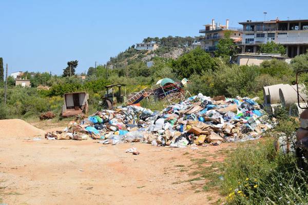 Καίει ακόμα η χωματερή στο Αλιμάκι