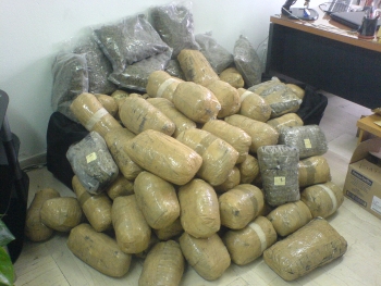 Καταζητείται οδηγός που είχε στο αυτοκινητό του 135 κιλά χασίς!