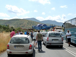 Χάος στις στροφές: Η «σαρανταποδαρούσα» φράκαρε την Τσακώνα