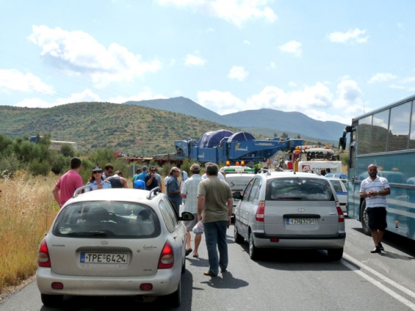 Χάος στις στροφές: Η «σαρανταποδαρούσα» φράκαρε την Τσακώνα