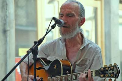 Μουσική διαδρομή από το σκοτάδι στο φως με τον Βασίλη Αθανασόπουλο