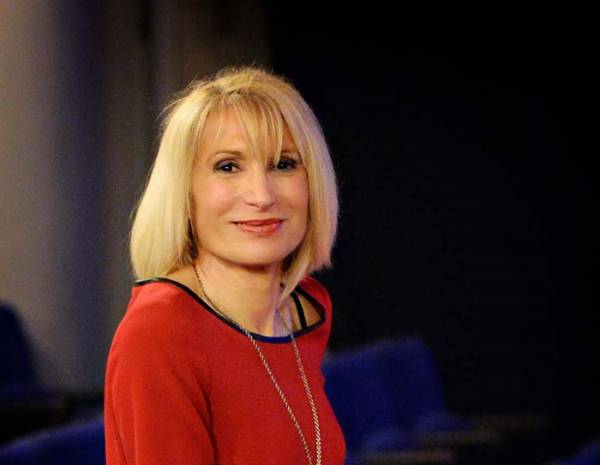 Η Ολγα Αλεξανδροπούλου στην "Ε": "Ονειρο του καθενός να επιστρέφει καλλιτεχνικά στην πατρίδα του"