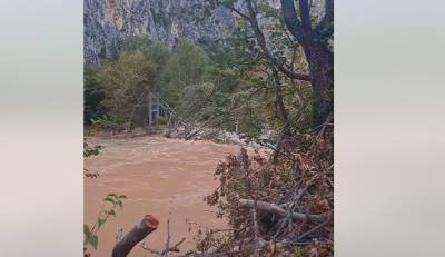 Πηνειός: Εξαφανίστηκε από τα νερά η κρεμαστή γέφυρα των Τεμπών (βίντεο)