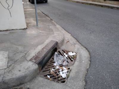 Γέμισαν σκουπίδια