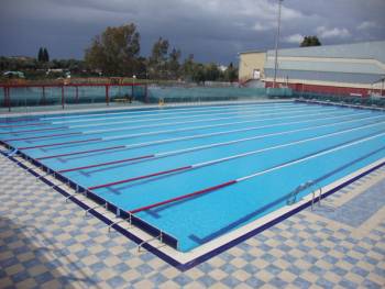 Κάλυμμα του Κολυμβητηρίου Κυπαρισσίας ξέμεινε στην Αμαλιάδα