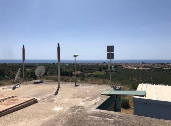 Βολές Λεβεντάκη σε «γνωστούς αγνώστους»: Ξηλώνεται παράνομος τηλεοπτικός μεταδότης από τα Φιλιατρά