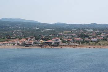 Το ΥΠΕΚΑ ζητεί κατεδάφιση κατασκευών στην παραλία Καλού Νερού