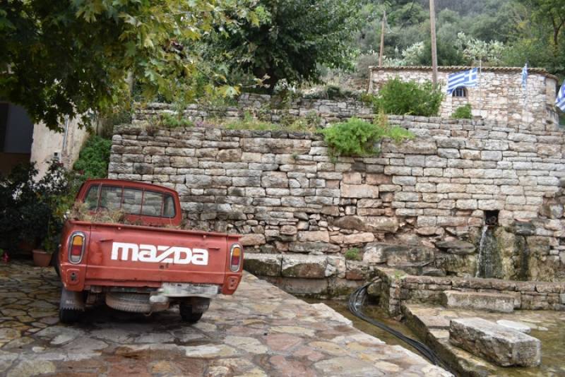 Αγροτικό αυτοκίνητο σε αρχαίο μνημείο
