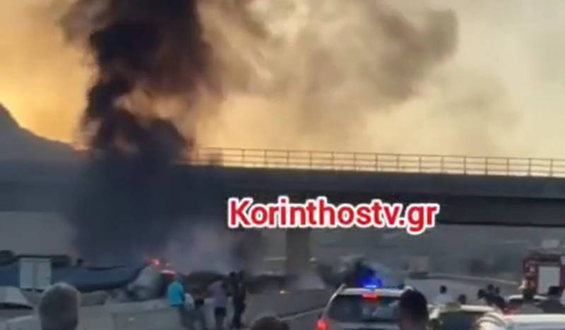 Νταλίκα ανατράπηκε και πήρε φωτιά στην Αθηνών-Κορίνθου (βίντεο)