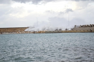 Εσπασε τμήμα του μόλου στο λιμάνι της Κυπαρισσίας