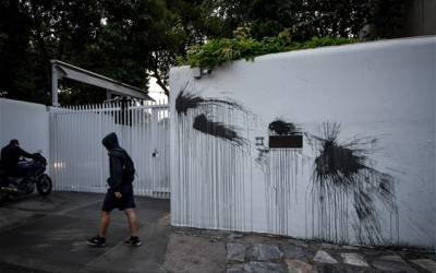 Ο Ρουβίκωνας ανέλαβε την ευθύνη για την επίθεση με μπογιές στο σπίτι του Αμερικανού πρέσβη (Βίντεο)