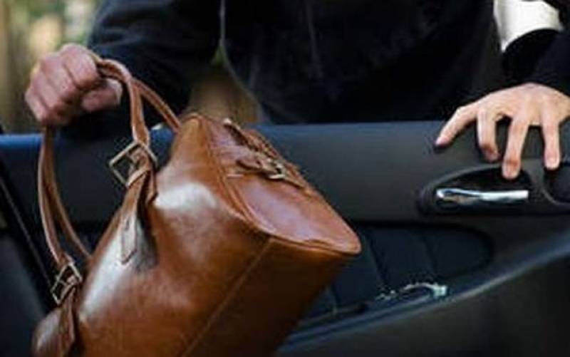 Δύο συλλήψεις για κλοπή τσάντας και κινητού