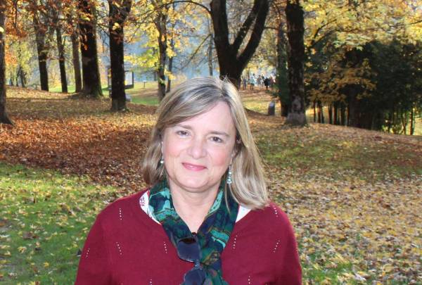 Η συγγραφέας Τίνα Κουτσουμπού στην «Ε»: «Οι ήρωές μου είναι απλά και καθημερινά πρόσωπα»