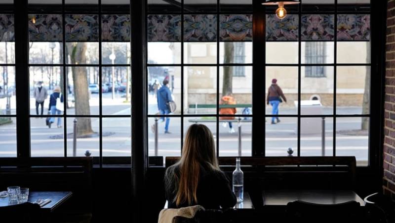 Εκτοξεύτηκαν οι πωλήσεις γυναικείων κραγιόν στη Γαλλία, όταν οι πολίτες πέταξαν τις μάσκες