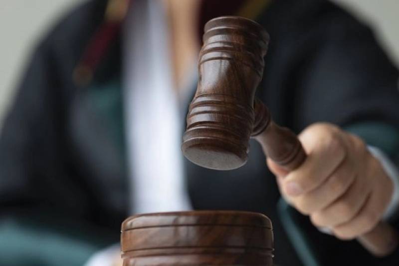Θεσσαλονίκη: Εξαγοράσιμη ποινή φυλάκισης στην 33χρονη που καταγγέλθηκε ότι κούρεψε και χτύπησε πάνω σε καβγά τη 16χρονη κόρη της