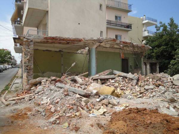 Το κατεδάφισαν και παράτησαν τα μπάζα