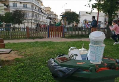 Σκουπίδια σε παιδικές χαρές