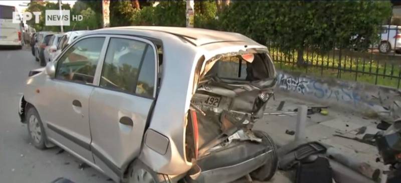 Θεσσαλονίκη: Τουριστικό λεωφορείο πήρε παραμάζωμα και «γκρέμισε» 4 σταθμευμένα ΙΧ (βίντεο)