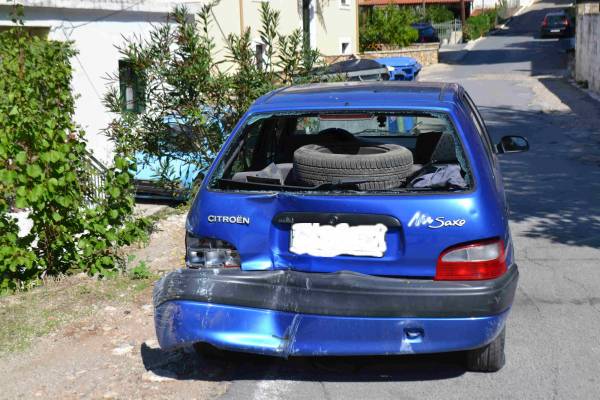 Αυτοκίνητο... κατέβηκε δεκάδες σκαλιά στην Ανω Πόλη Κυπαρισσίας (φωτο)