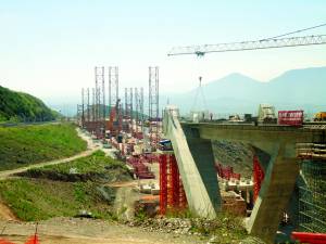 Τοποθέτηση πύργων και τόξων στη μεταλλική τοξωτή γέφυρα