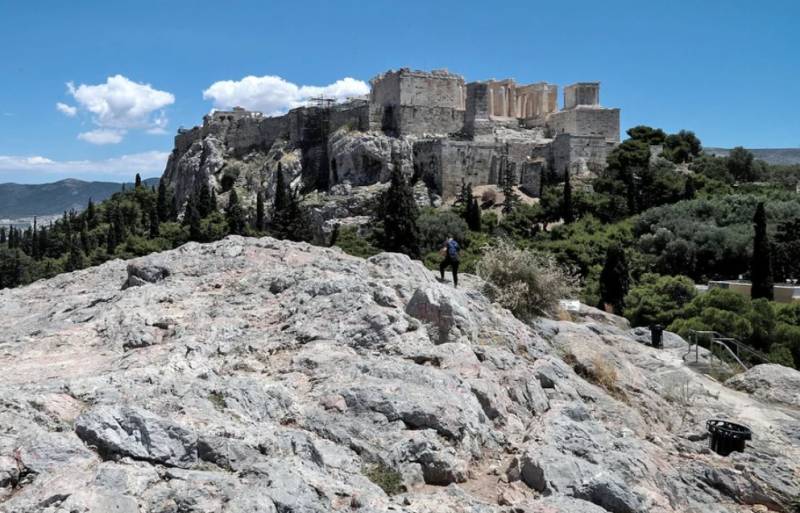 Αυτοκτονία η πτώση γυναίκας από τα βραχάκια στην Ακρόπολη