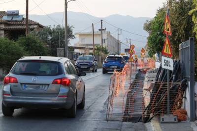 Στον δρόμο προς Βέργα και Μαντίνεια: Τεράστιες ουρές λόγω των εργασιών υπογειοποίησης
