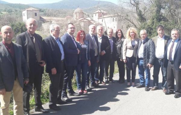 Αλληλοσυγχαίρονται για να παίρνουν κουράγιο