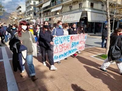 Πορεία διαμαρτυρίας από μαθητές του Μουσικού Σχολείου στο κέντρο της Καλαμάτας (Φωτογραφίες)