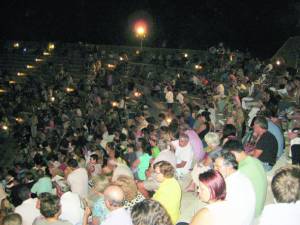 Εγκαινιάστηκε το Ανοιχτό Θέατρο Μάνης κάτω από το φως της Πανσελήνου