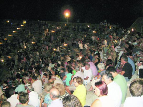 Εγκαινιάστηκε το Ανοιχτό Θέατρο Μάνης κάτω από το φως της Πανσελήνου
