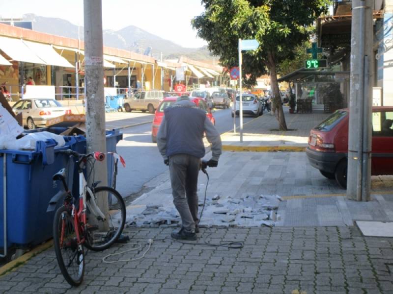 Προχωρούν τα έργα για προσβασιμότητα ΑμεΑ σε δρόμους της Καλαμάτας