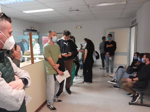 Συγκινητική ανταπόκριση Μεσσηνίων: Μεγάλη συμμετοχή για προσφορά αίματος για τους τραυματίες των Τεμπών (βίντεο)